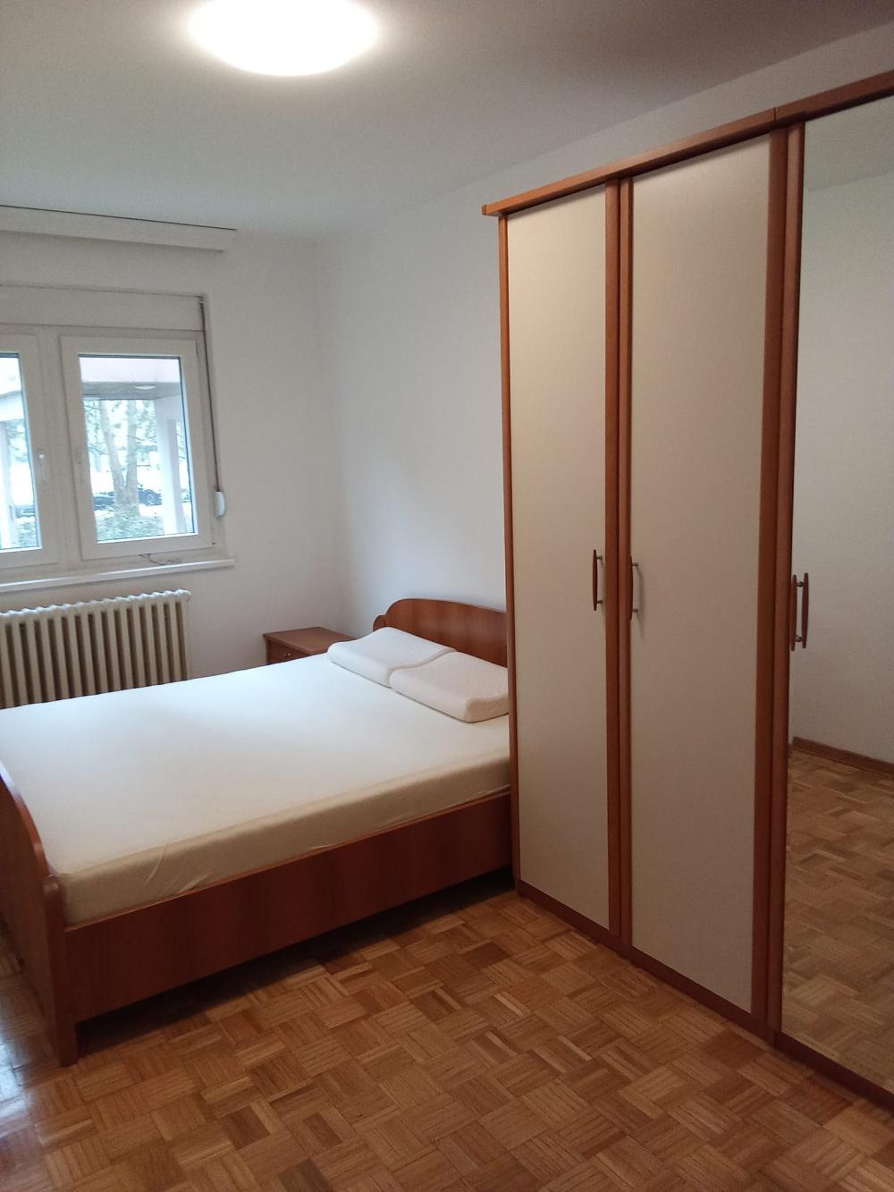 Slika 1 - Продаја 4.0 стан Челебоновића Бежанијска Коса Нови Београд рампа за инвалидска колица поглед на парк огромна тераса стаклена зимска кућа реновирана намештена закупна имовина инвестиција некретнине куповина Србија Еxpo 2027 Сурчин