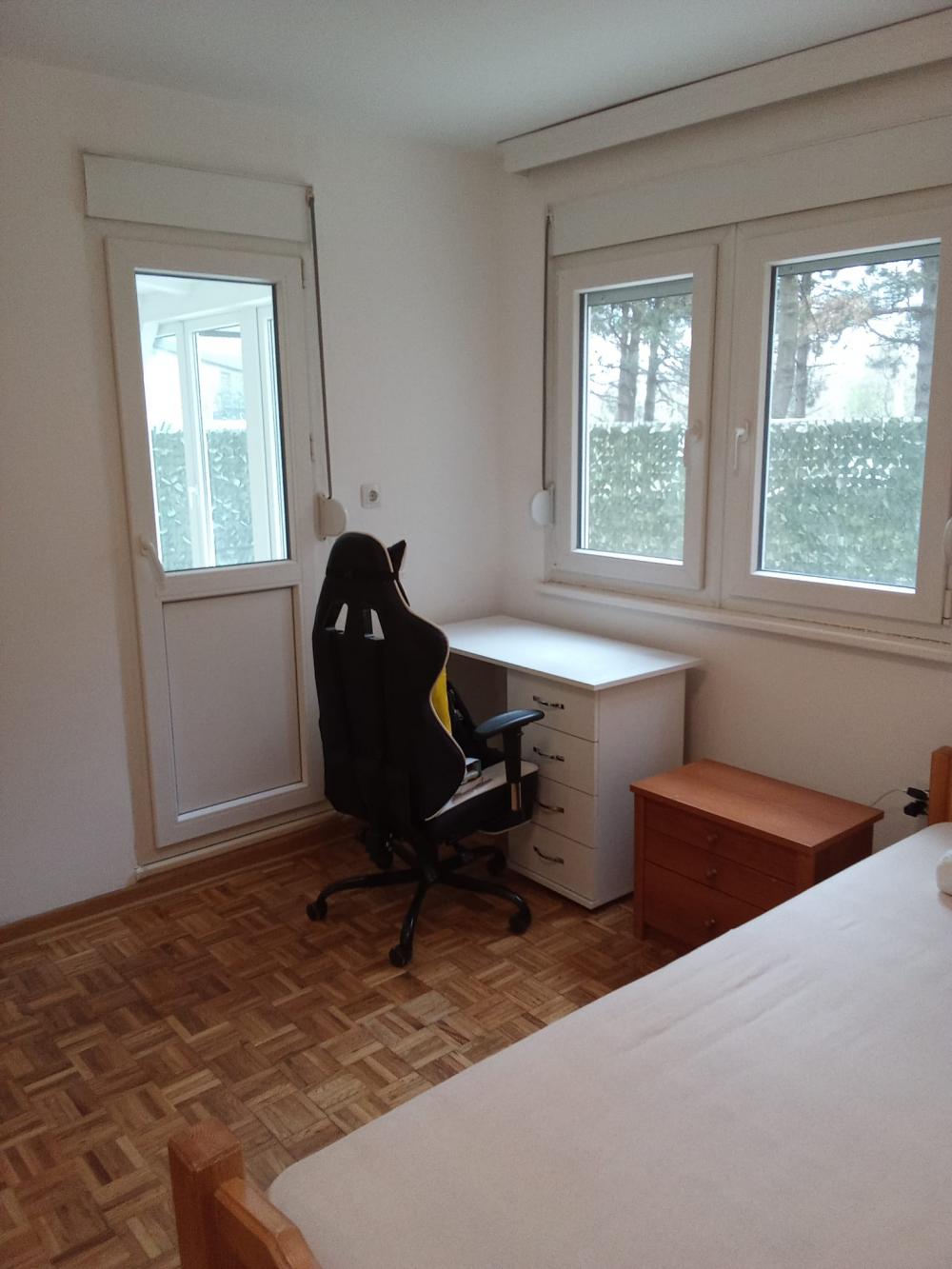 Slika 6 - Продаја 4.0 стан Челебоновића Бежанијска Коса Нови Београд рампа за инвалидска колица поглед на парк огромна тераса стаклена зимска кућа реновирана намештена закупна имовина инвестиција некретнине куповина Србија Еxpo 2027 Сурчин