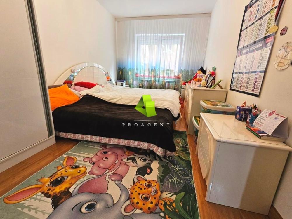 Slika 8 - Dvoiposoban stan sa stvarima u novijoj zgradi na Panteleju ID#6352