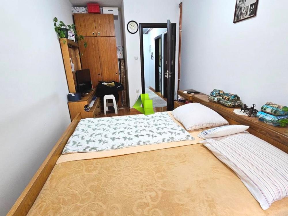 Slika 6 - Dvoiposoban stan sa stvarima u novijoj zgradi na Panteleju ID#6352