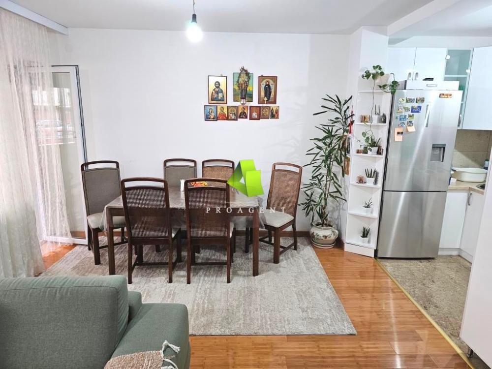 Slika 3 - Dvoiposoban stan sa stvarima u novijoj zgradi na Panteleju ID#6352