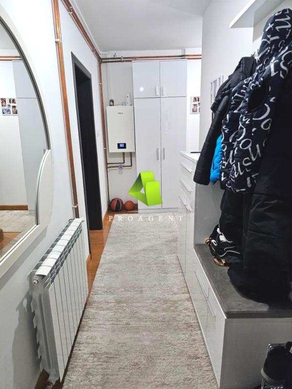 Slika 10 - Dvoiposoban stan sa stvarima u novijoj zgradi na Panteleju ID#6352