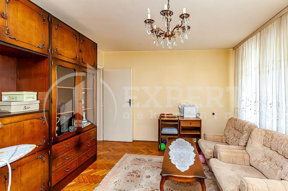 Glavna slika -Stan u zgradi, uknjižen, centralno grejanje, oglas ID p-013876