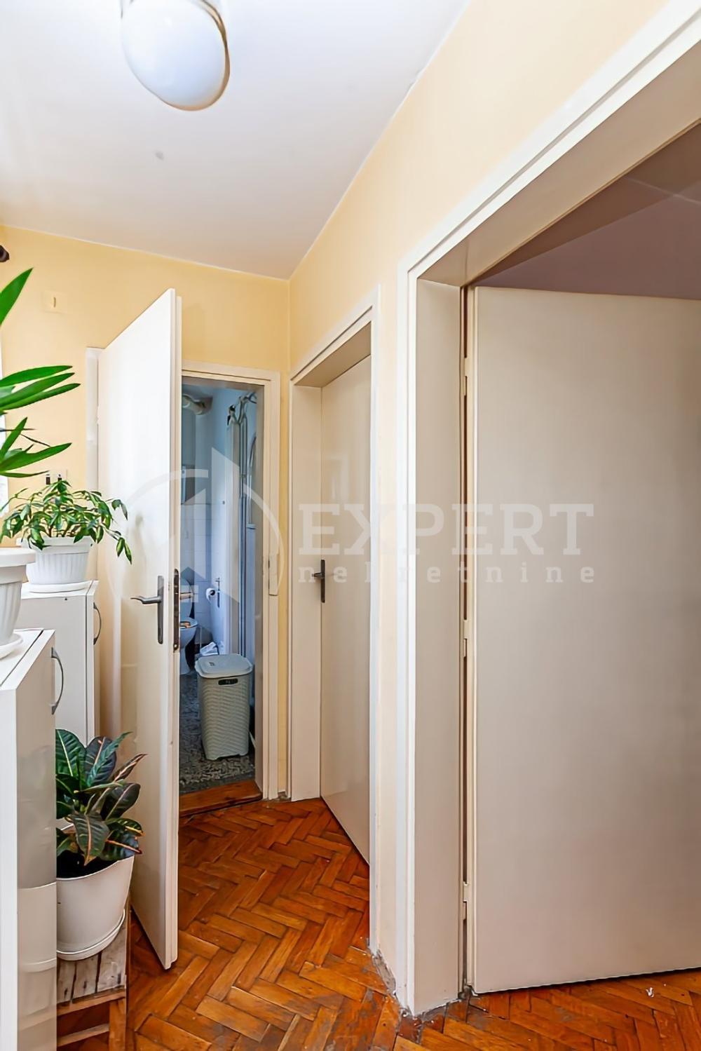 Slika 4 - Stan u zgradi, uknjižen, centralno grejanje, oglas ID p-013876