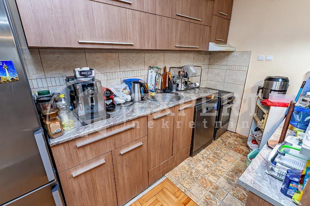 Slika 4 - Stan u zgradi, uknjižen, grejanje na struju, oglas ID p-013929