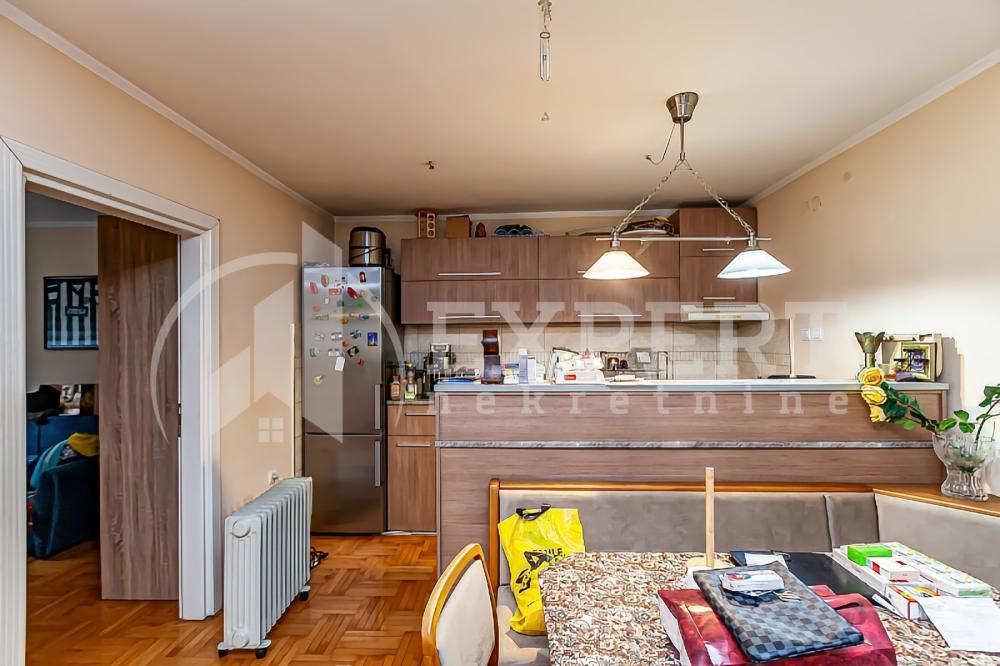 Slika 3 - Stan u zgradi, uknjižen, grejanje na struju, oglas ID p-013929