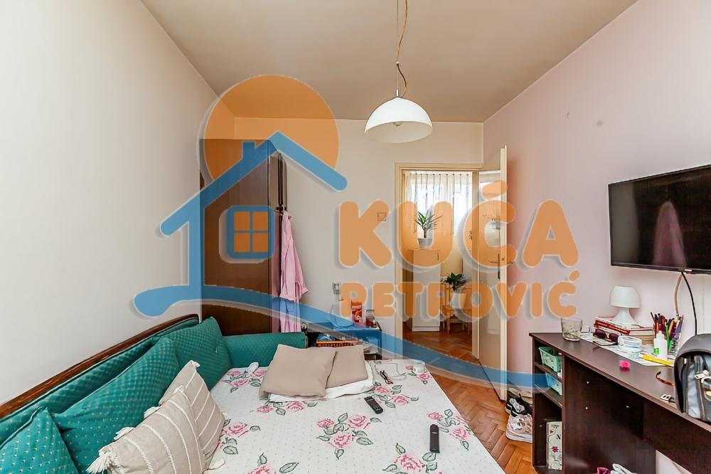 Slika 9 - Stan u zgradi, uknjižen, centralno grejanje, oglas ID p-013876