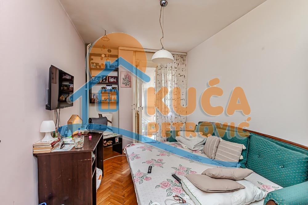 Slika 3 - Stan u zgradi, uknjižen, centralno grejanje, oglas ID p-013876