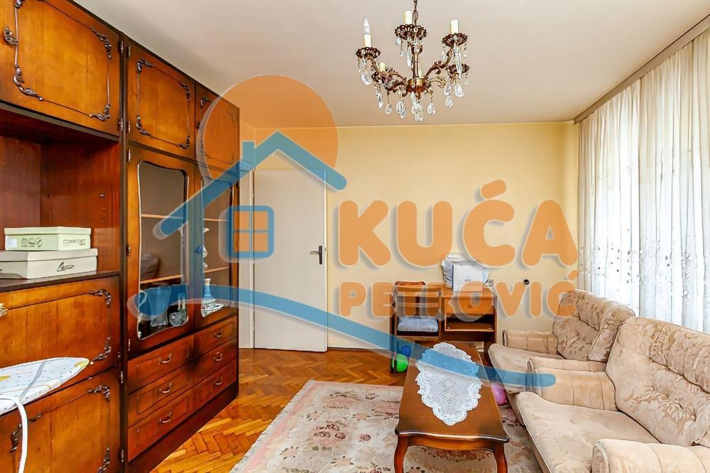 Glavna slika -Stan u zgradi, uknjižen, centralno grejanje, oglas ID p-013876