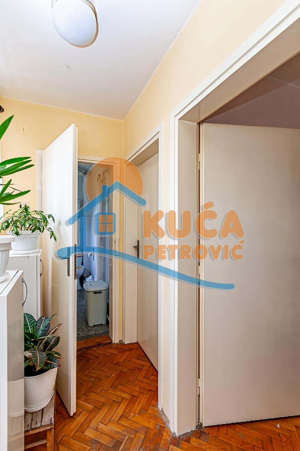 Slika 4 - Stan u zgradi, uknjižen, centralno grejanje, oglas ID p-013876