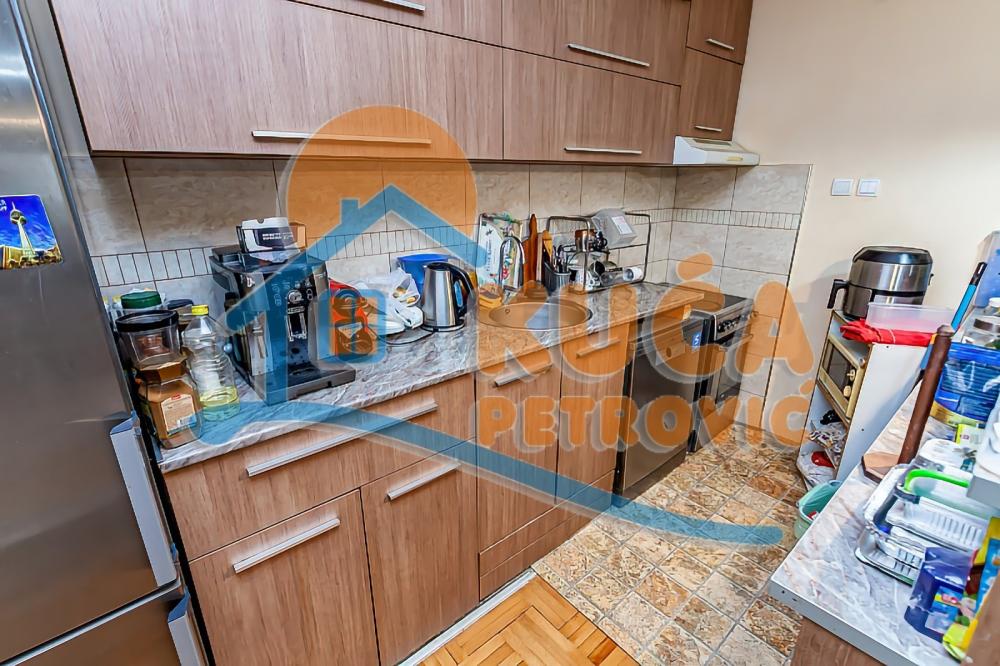 Slika 4 - Stan u zgradi, uknjižen, grejanje na struju, oglas ID p-013929