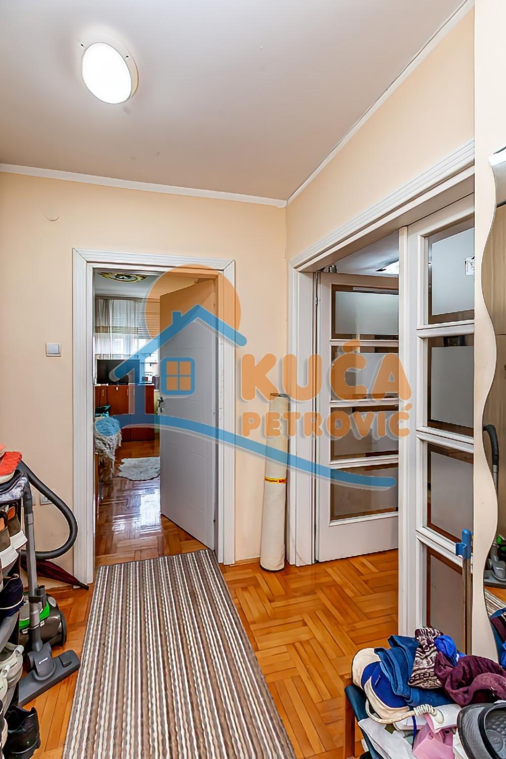 Slika 11 - Stan u zgradi, uknjižen, grejanje na struju, oglas ID p-013929