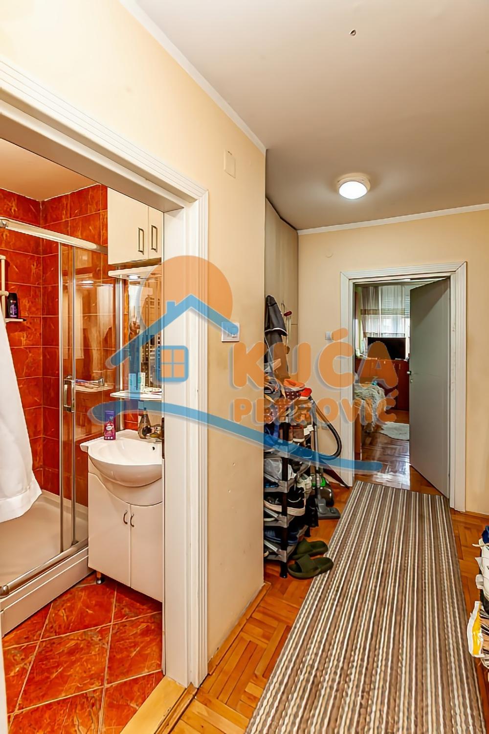 Slika 10 - Stan u zgradi, uknjižen, grejanje na struju, oglas ID p-013929