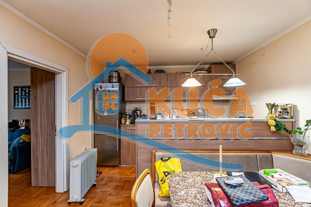 Slika 3 - Stan u zgradi, uknjižen, grejanje na struju, oglas ID p-013929