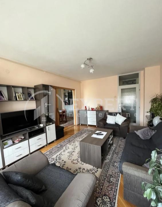 Glavna slika -Stan u zgradi, uknjižen, centralno grejanje, oglas ID p-013966