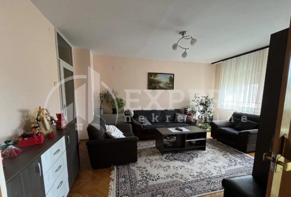Slika 2 - Stan u zgradi, uknjižen, centralno grejanje, oglas ID p-013966