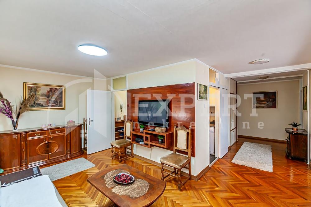 Slika 2 - Stan u zgradi, uknjižen, centralno grejanje, oglas ID p-013984