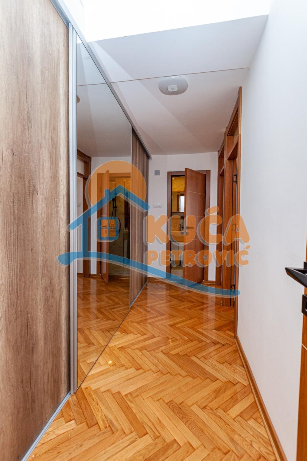 Slika 10 - Stan u zgradi, uknjižen, grejanje na struju, oglas ID p-05044