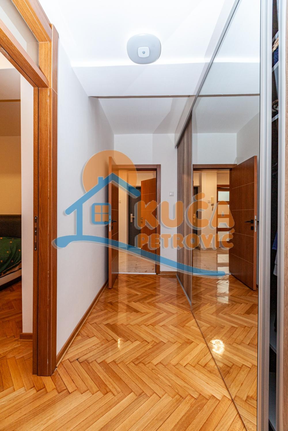 Slika 11 - Stan u zgradi, uknjižen, grejanje na struju, oglas ID p-05044