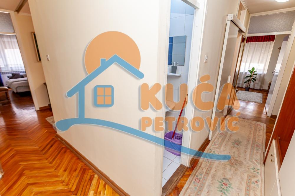 Slika 10 - Stan u zgradi, uknjižen, centralno grejanje, oglas ID p-013984