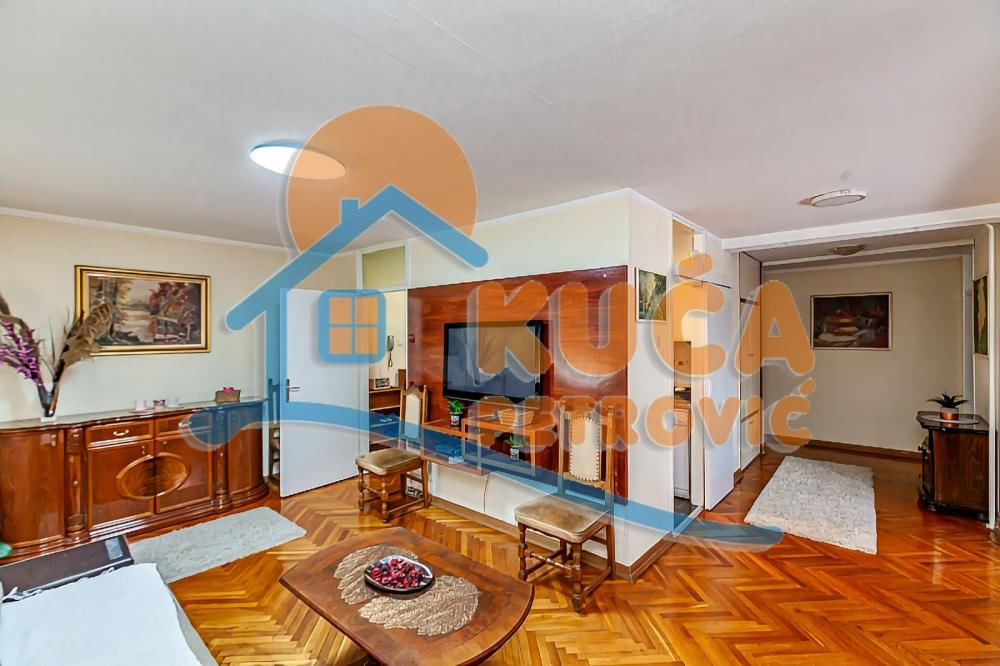 Slika 2 - Stan u zgradi, uknjižen, centralno grejanje, oglas ID p-013984