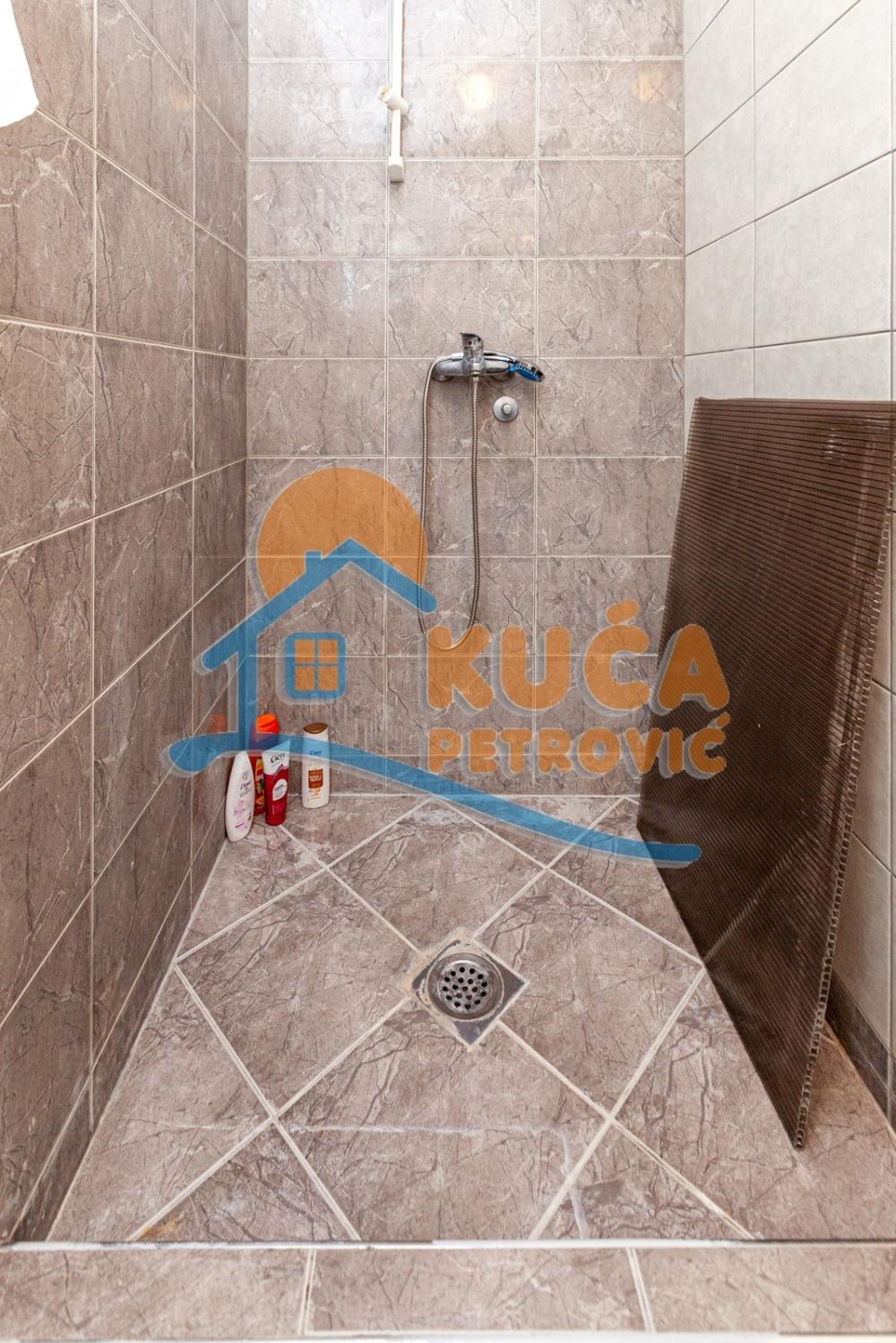 Slika 9 - Stan u zgradi, uknjižen, centralno grejanje, oglas ID p-04806