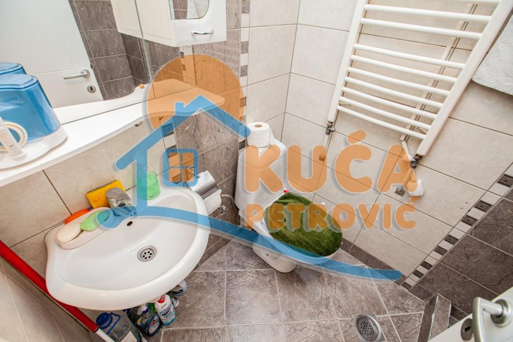 Slika 8 - Stan u zgradi, uknjižen, centralno grejanje, oglas ID p-04806