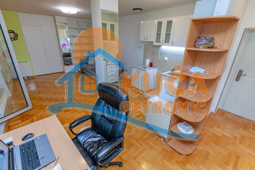 Slika 10 - Stan u zgradi, uknjižen, centralno grejanje, oglas ID p-04806