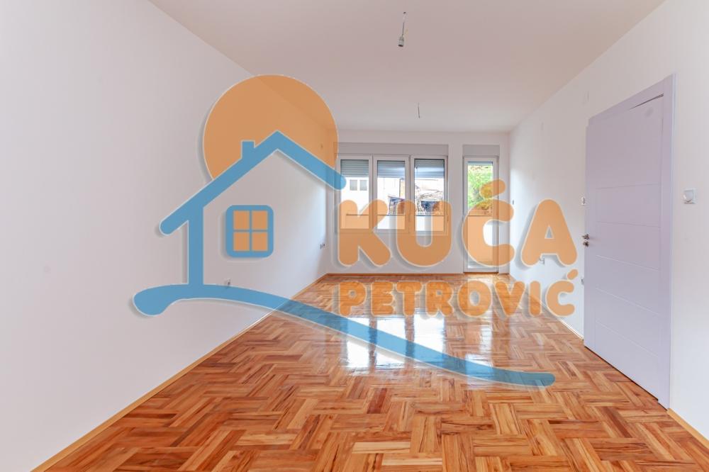 Slika 2 - Stan u zgradi, oglas ID p-08590