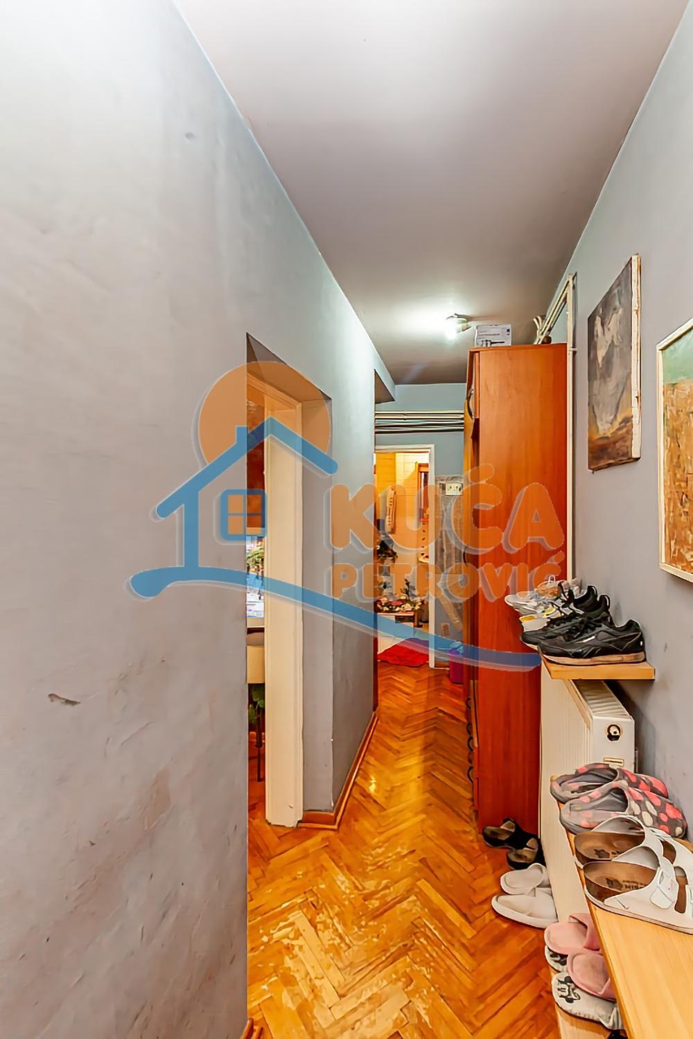 Slika 11 - Stan u zgradi, uknjižen, etažno grejanje, oglas ID p-014044