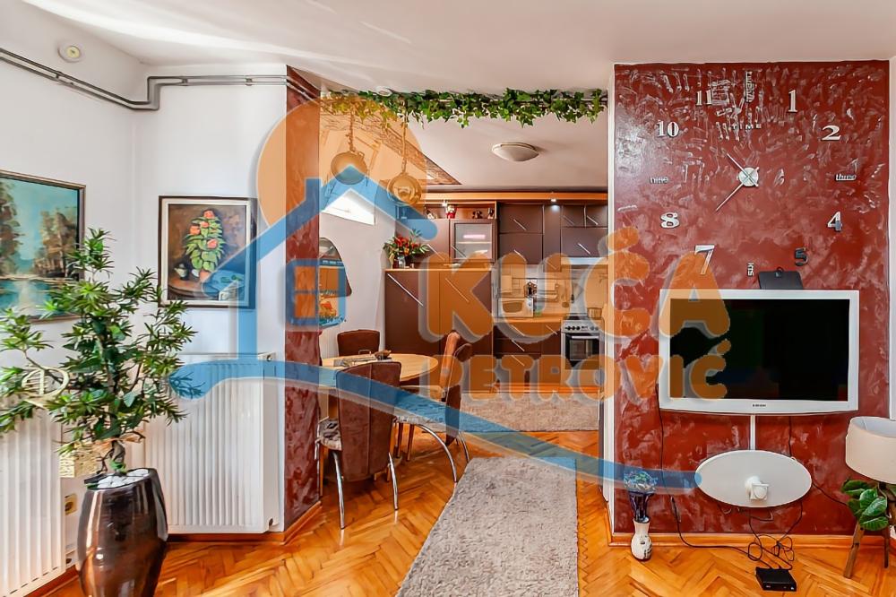 Slika 3 - Stan u zgradi, uknjižen, etažno grejanje, oglas ID p-014044