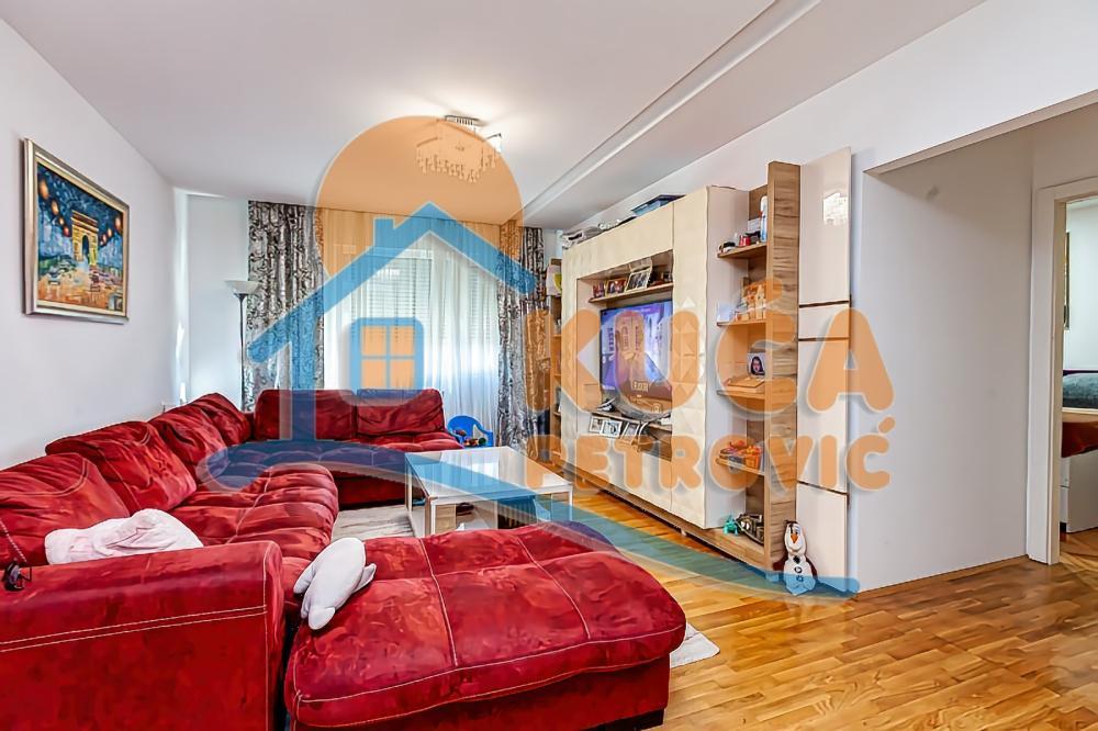 Glavna slika -Stan u zgradi, uknjižen, etažno grejanje, oglas ID p-014048