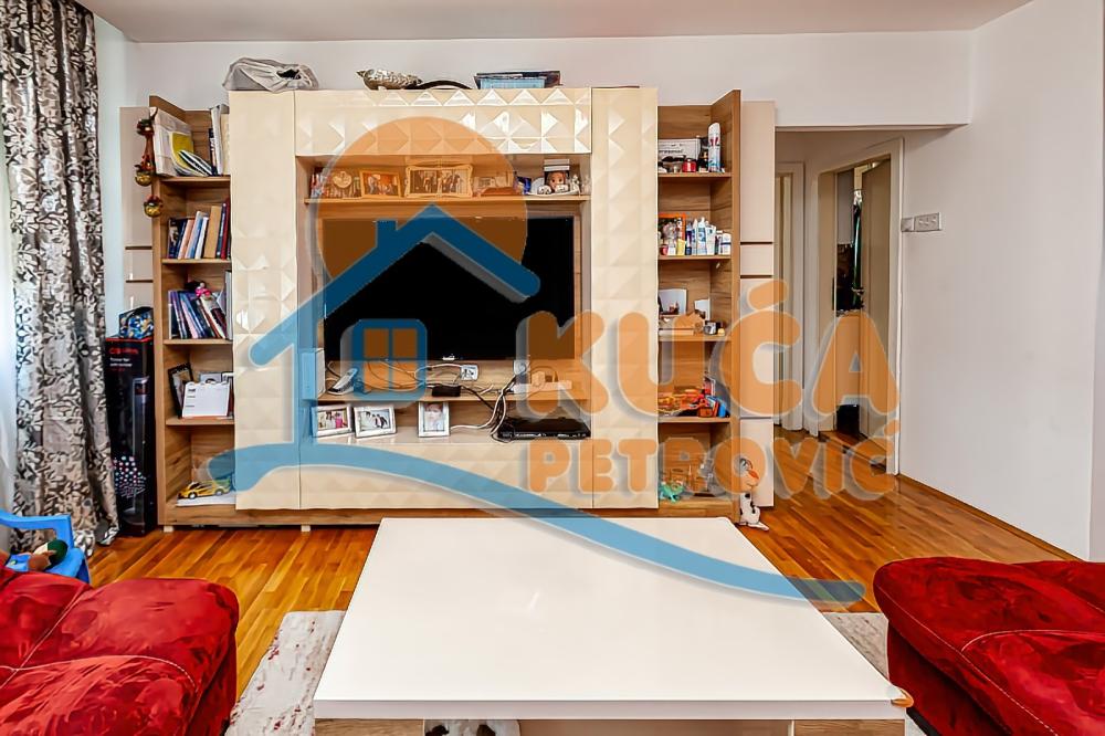 Slika 9 - Stan u zgradi, uknjižen, etažno grejanje, oglas ID p-014048