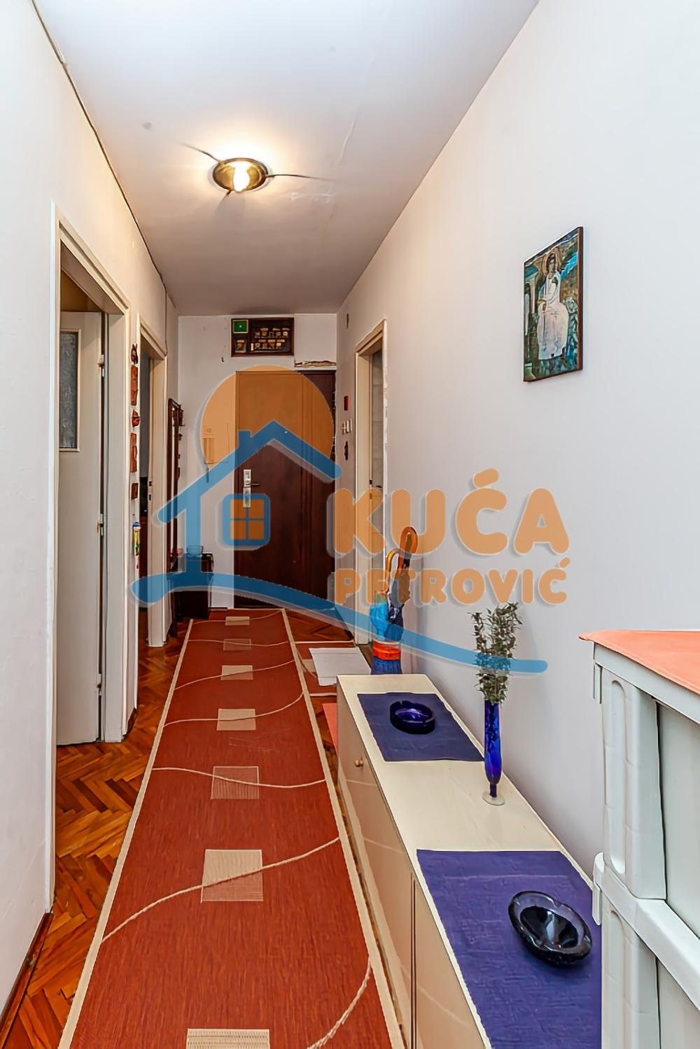 Slika 8 - Stan u zgradi, uknjižen, grejanje na struju, oglas ID p-014112