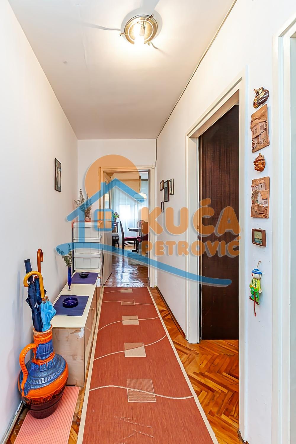 Slika 9 - Stan u zgradi, uknjižen, grejanje na struju, oglas ID p-014112