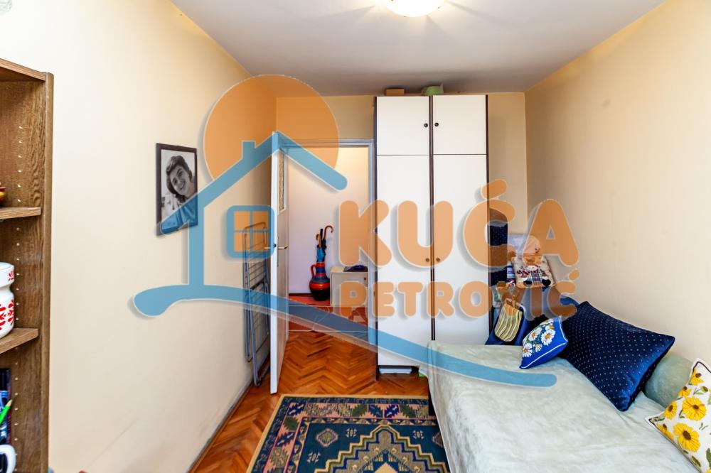 Slika 11 - Stan u zgradi, uknjižen, grejanje na struju, oglas ID p-014112