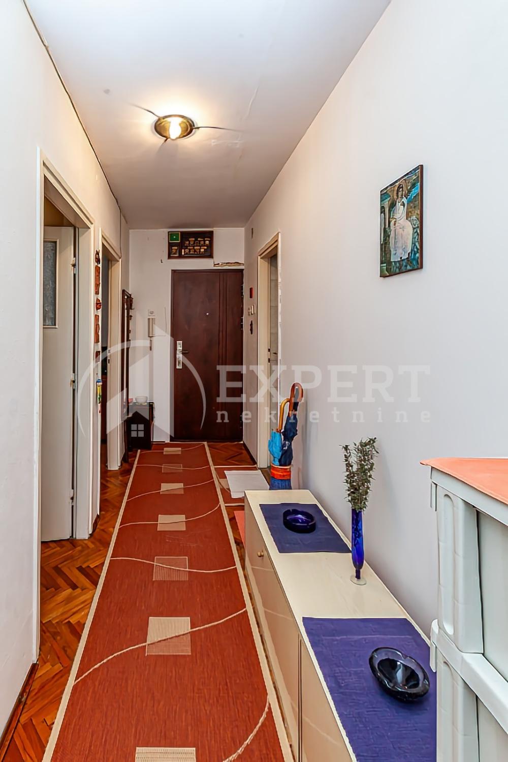 Slika 8 - Stan u zgradi, uknjižen, grejanje na struju, oglas ID p-014112