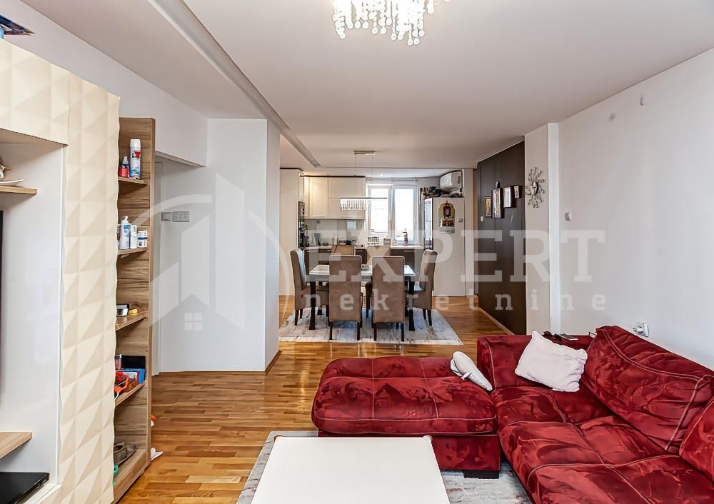 Slika 2 - Stan u zgradi, uknjižen, etažno grejanje, oglas ID p-014048