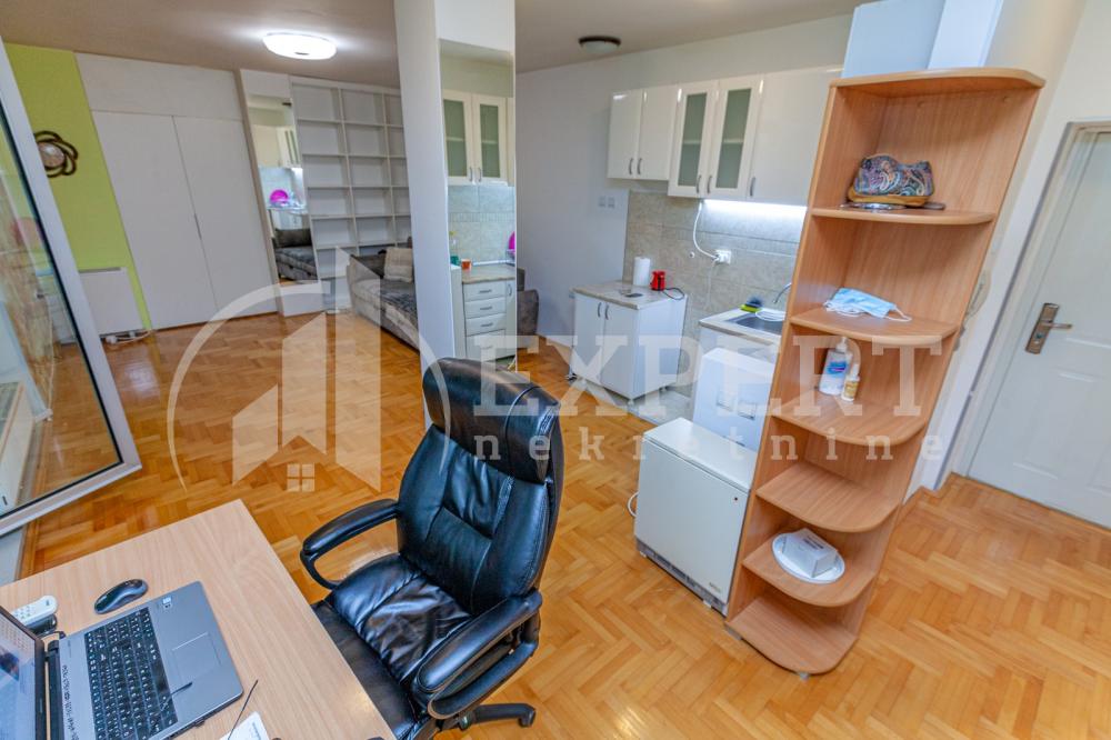 Slika 10 - Stan u zgradi, uknjižen, centralno grejanje, oglas ID p-04806