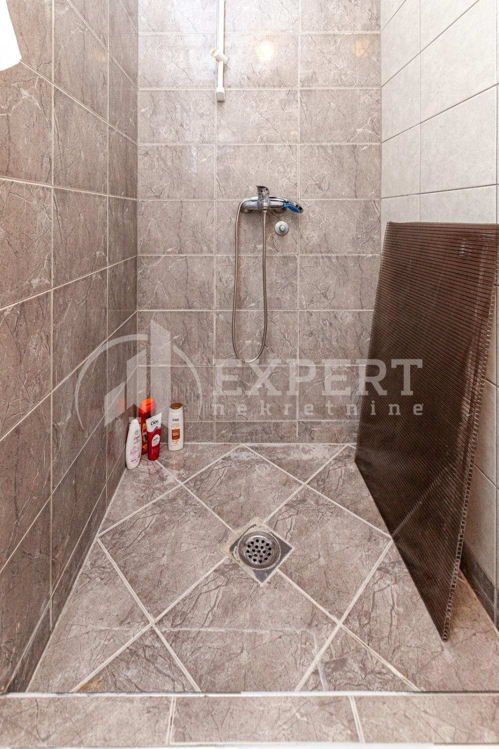 Slika 9 - Stan u zgradi, uknjižen, centralno grejanje, oglas ID p-04806