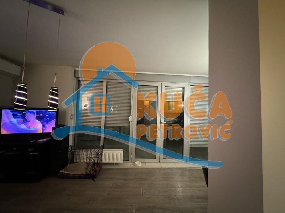 Slika 9 - Stan u zgradi, uknjižen, centralno grejanje, oglas ID p-014153