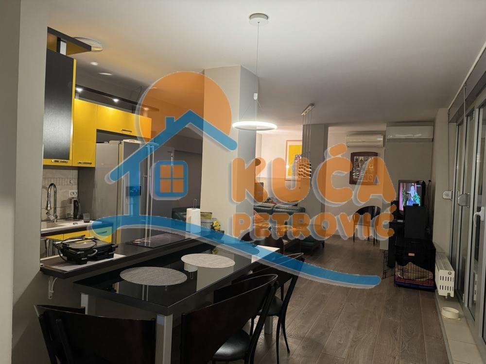 Glavna slika -Stan u zgradi, uknjižen, centralno grejanje, oglas ID p-014153