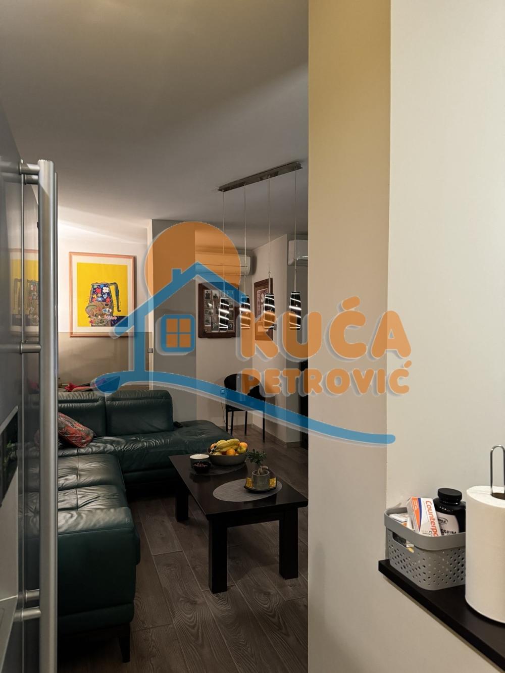 Slika 2 - Stan u zgradi, uknjižen, centralno grejanje, oglas ID p-014153