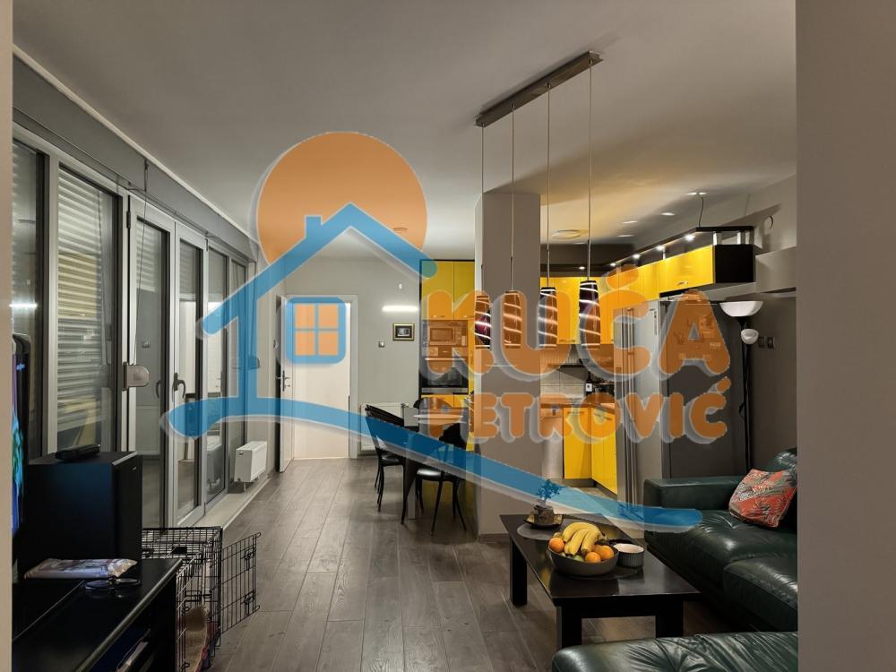 Slika 4 - Stan u zgradi, uknjižen, centralno grejanje, oglas ID p-014153