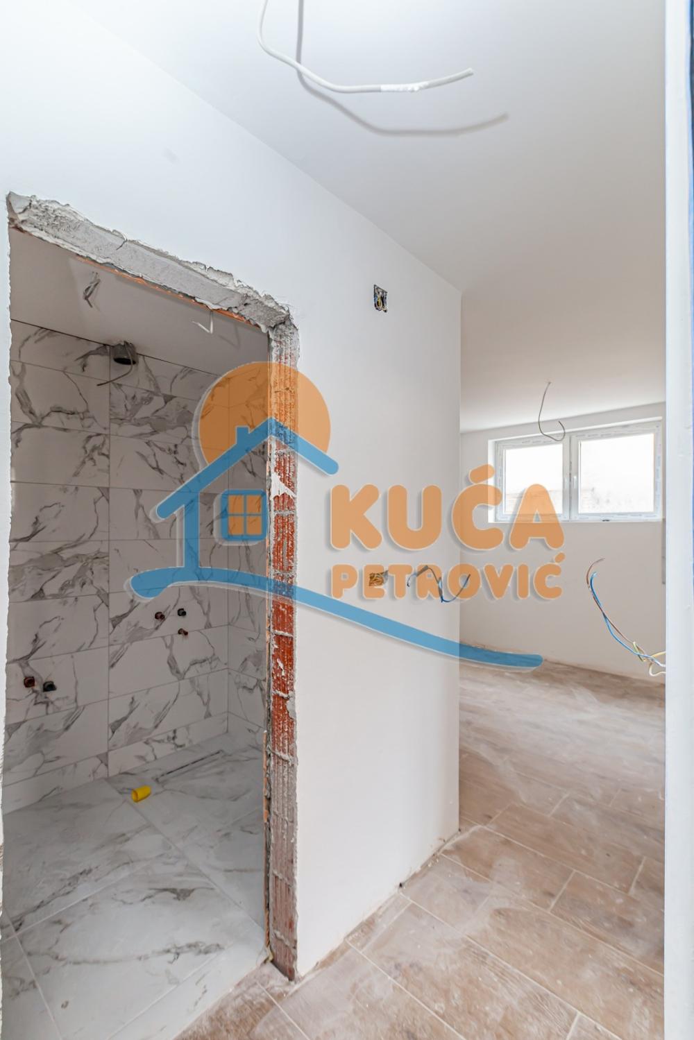 Slika 3 - Stan u zgradi, novogradnja, uknjižen, etažno grejanje, oglas ID p-014136