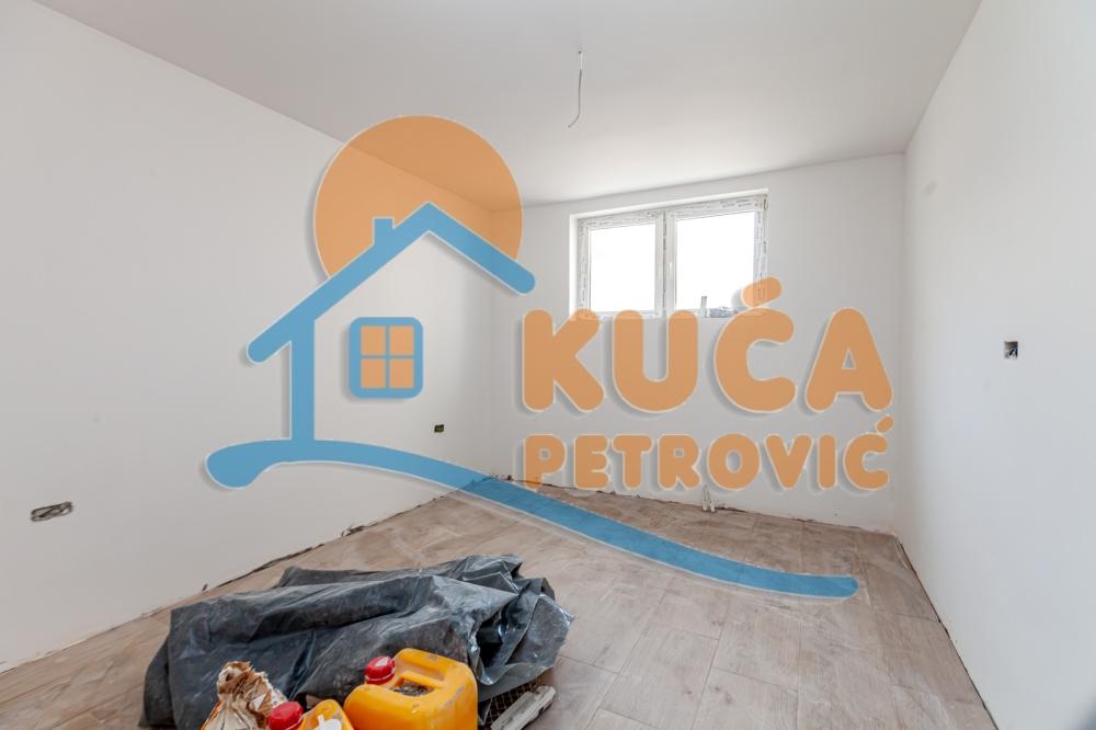 Slika 4 - Stan u zgradi, novogradnja, uknjižen, etažno grejanje, oglas ID p-014136