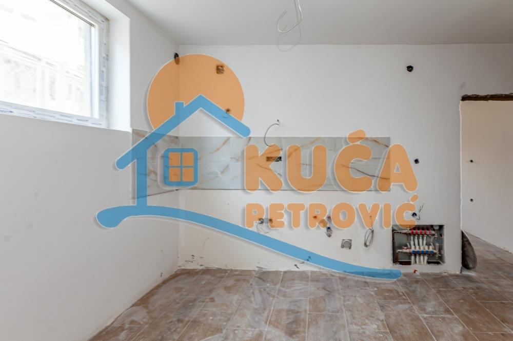 Slika 1 - Stan u zgradi, novogradnja, uknjižen, etažno grejanje, oglas ID p-014136