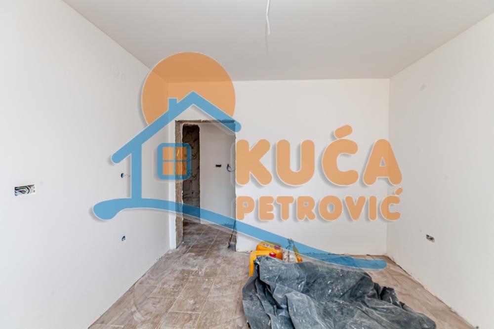 Slika 5 - Stan u zgradi, novogradnja, uknjižen, etažno grejanje, oglas ID p-014136