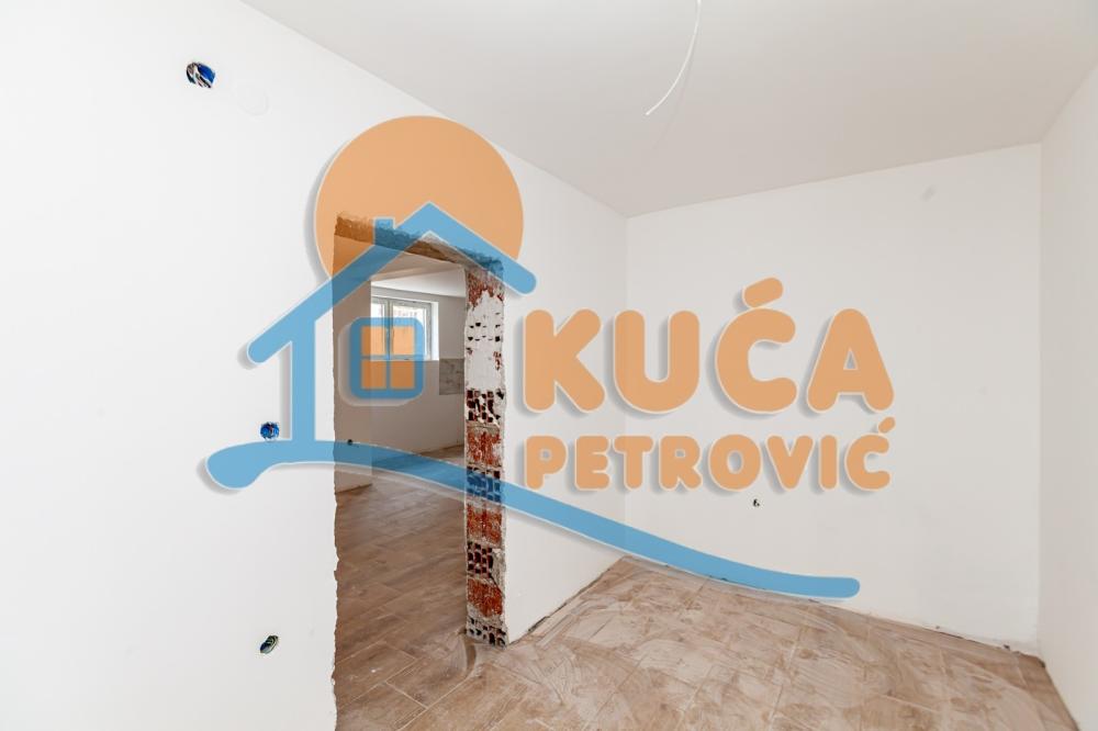 Slika 6 - Stan u zgradi, novogradnja, uknjižen, etažno grejanje, oglas ID p-014136