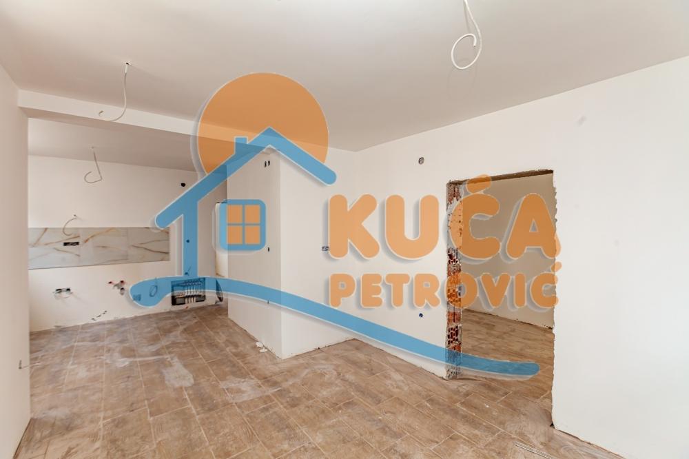 Slika 2 - Stan u zgradi, novogradnja, uknjižen, etažno grejanje, oglas ID p-014136